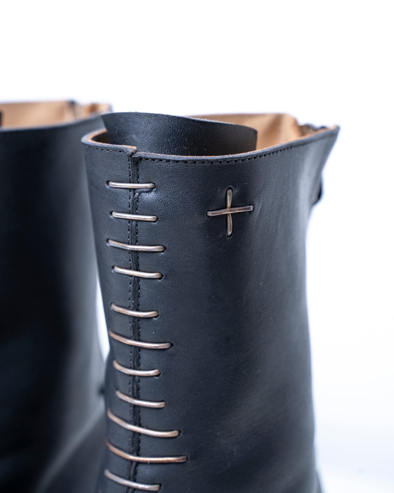 オフイベ　マヒル　ショッパー HIGH BACK-ZIP SILVER STAPLE BOOTS (Women) – Lucentement